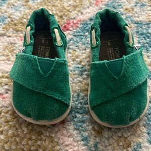 Size 3 green Tom’s